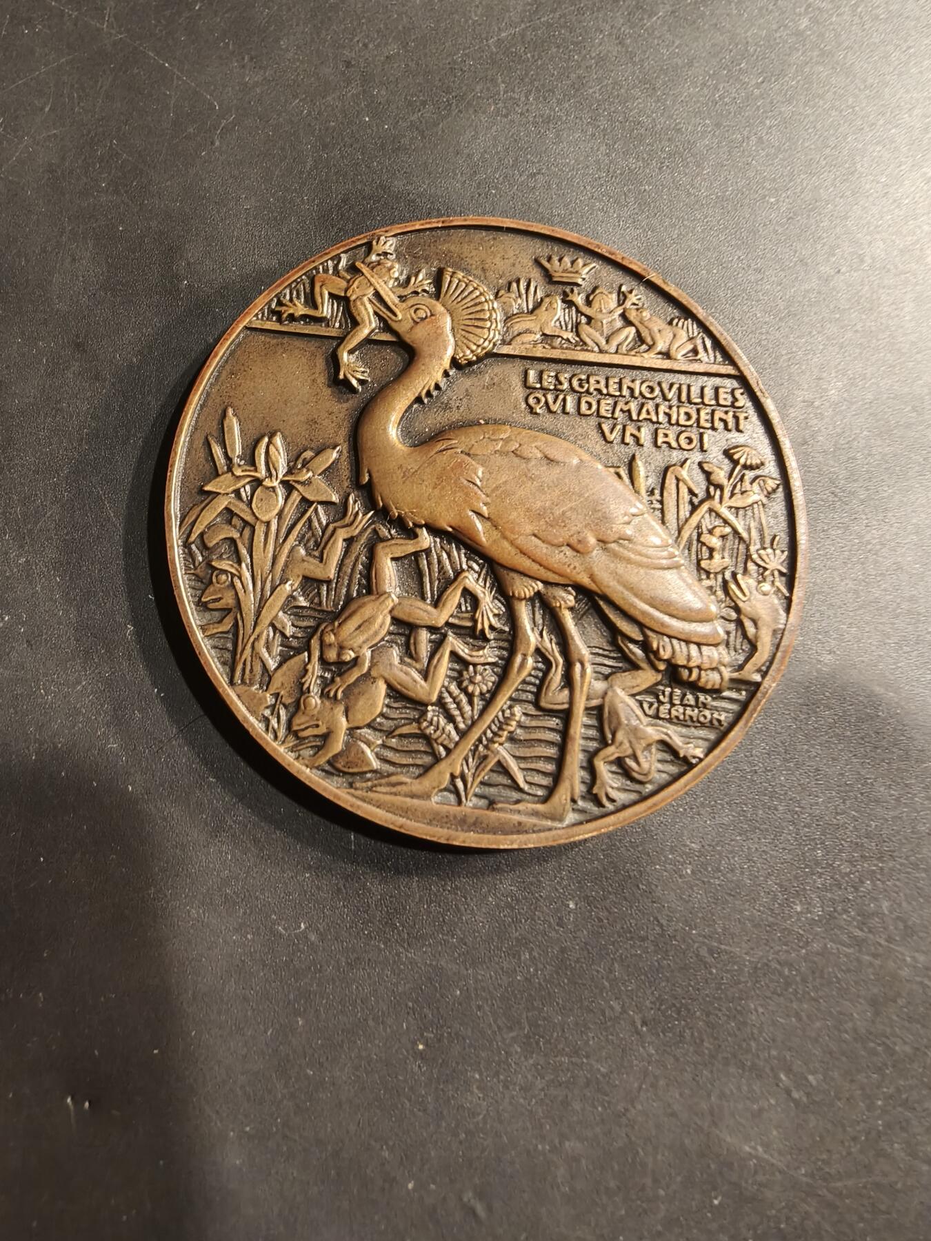 老王徽章第184期 法国拉封丹寓言故事“青蛙求王”大铜章    维尔农大师作品      直径58mm     重量95g