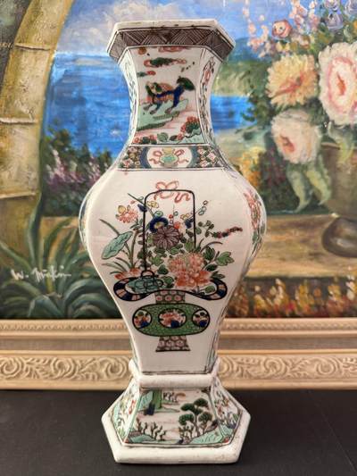 海外回流春节专场（三） - 重器-法国回流清康熙五彩六棱花瓶（高：30.2cm，器型少见，画工精美，有冲线）