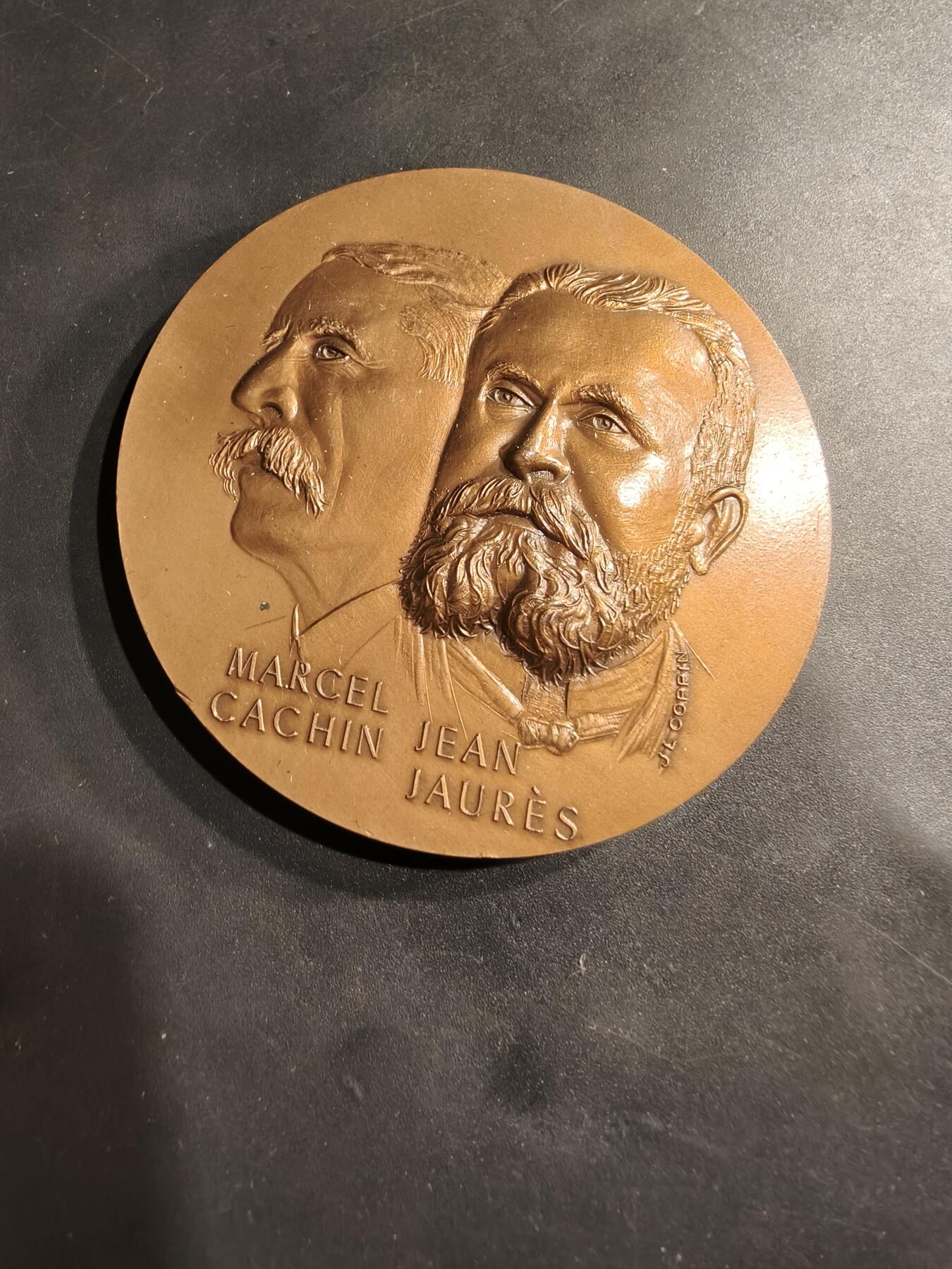 老王徽章第184期 法国日报《人道报》成立80周年大铜章    该报由法国共产党创办    直径68mm     重量175.7g  