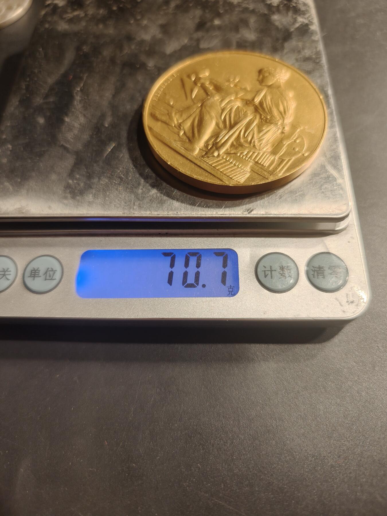 老王徽章第184期 法国维米协会镀金大铜章    1982年实发    工业女神    直径50mm    重量70.7g