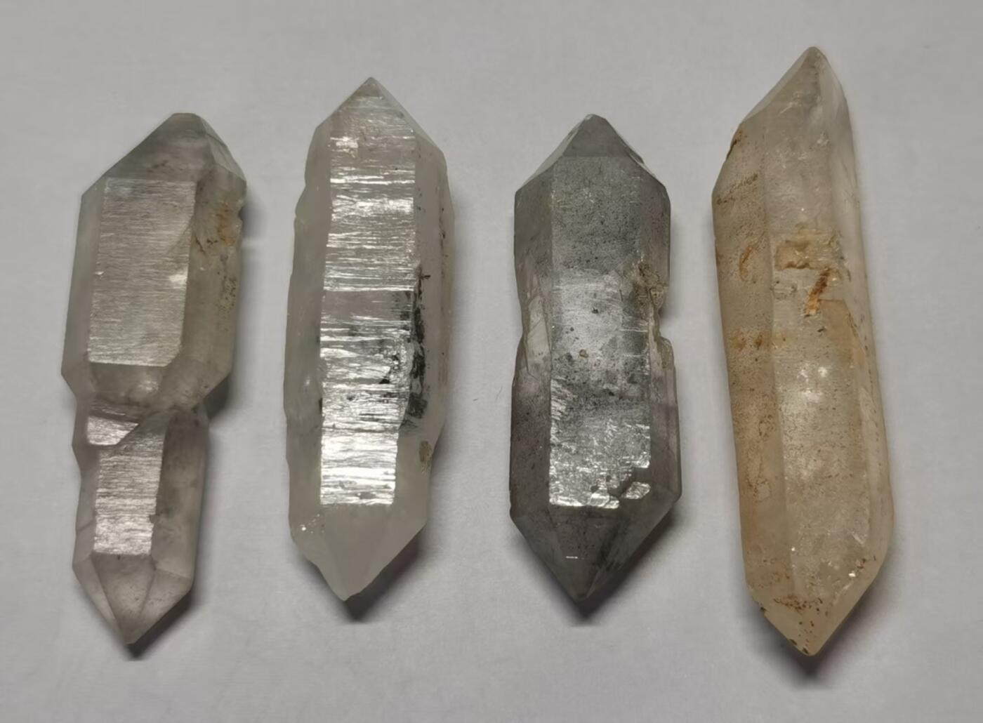 七河·世界世界币章杂件矿标化石小拍（总第38期）  藏家出品 X726（7） 手握大小云贵闪灵水晶原石一组 4 件 共70+g 本件拍品由合作藏家邮寄