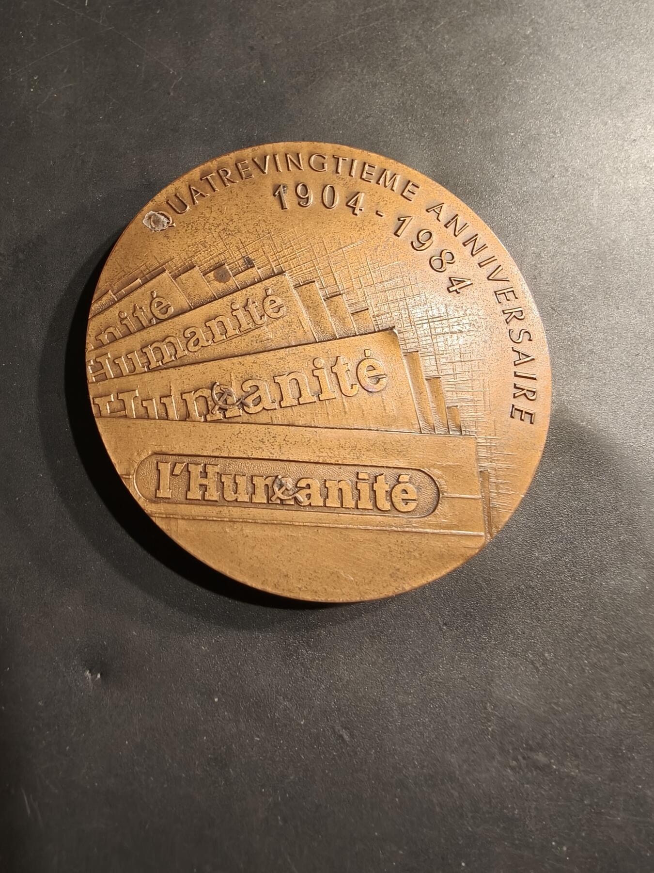 老王徽章第184期 法国日报《人道报》成立80周年大铜章    该报由法国共产党创办    直径68mm     重量171.3g