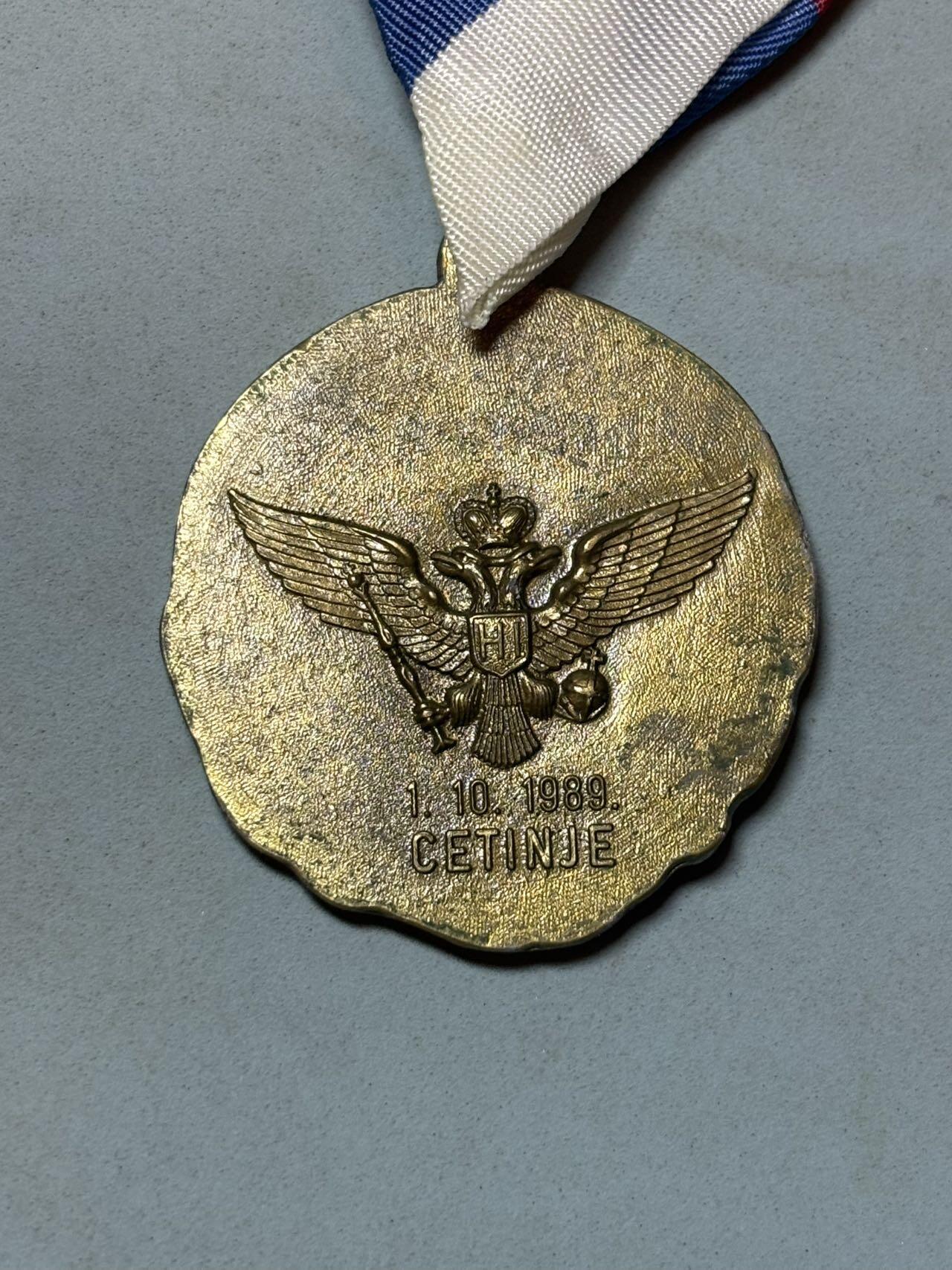 号角文化祝福各位藏友春节大吉马年入好藏 盛世勋华——号角文化勋章邮票专场拍卖第306期    黑山王国末代君主尼古拉一世迁葬纪念章，这枚纪念章诞生于南斯拉夫解体前夕的特殊时期。1989年，随着东欧剧变，南斯拉夫内部民族主义情绪高涨，黑山保皇派借机将尼古拉一世的遗骨迎回，这枚纪念章正是当时这一政治与文化活动的实物见证。它不属于传统的军事勋章，而是一枚具有重要历史价值的事件纪念章。