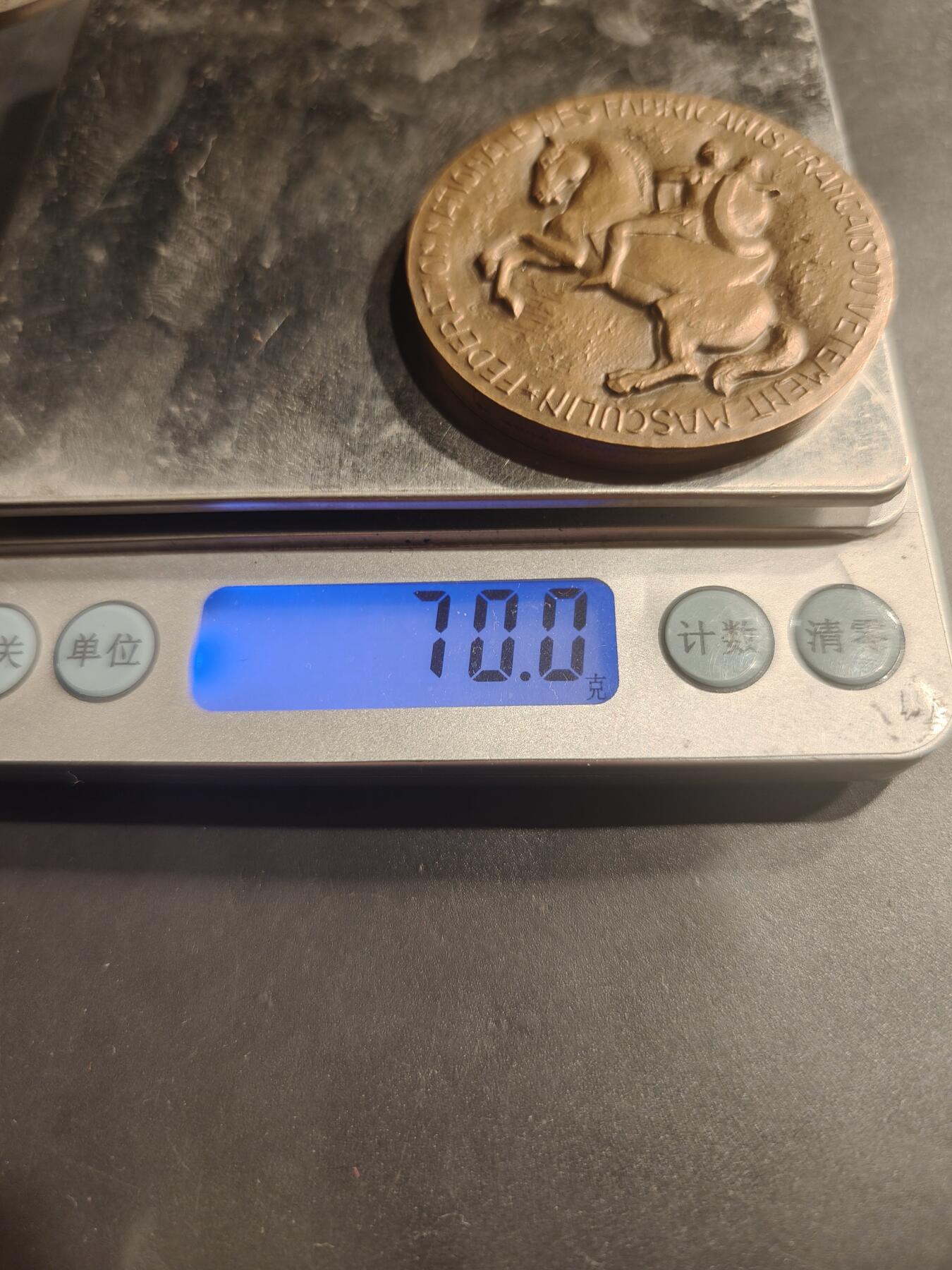 老王徽章第184期 法国多菲内制衣公司大铜章    1974年实发    直径50mm    重量70g