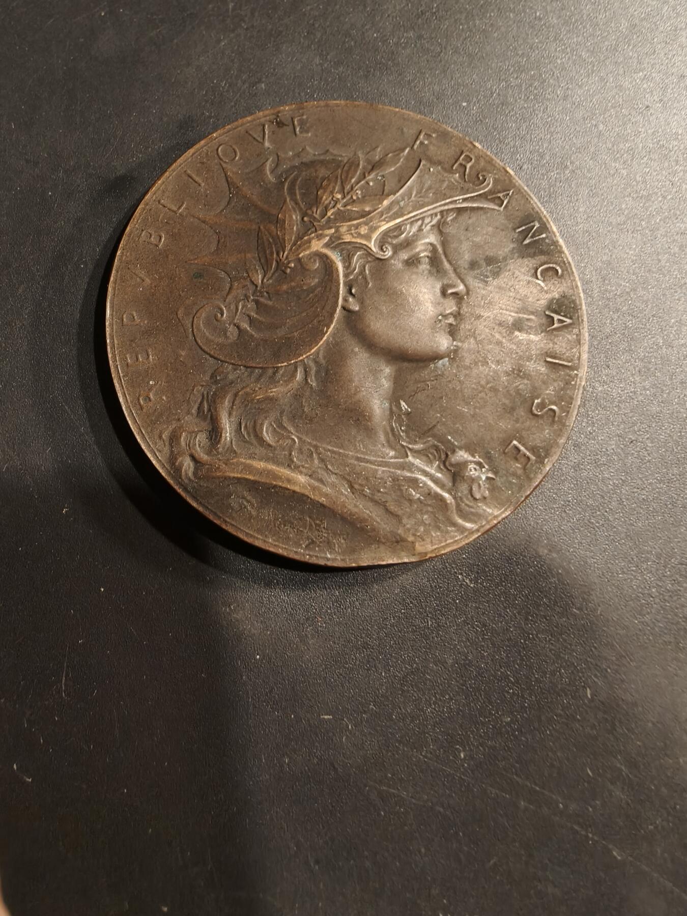 老王徽章第184期 法国射击协会混合射击竞赛大铜章    大师杜布瓦作品     戎装玛丽安娜     直径50mm     重量57.7g