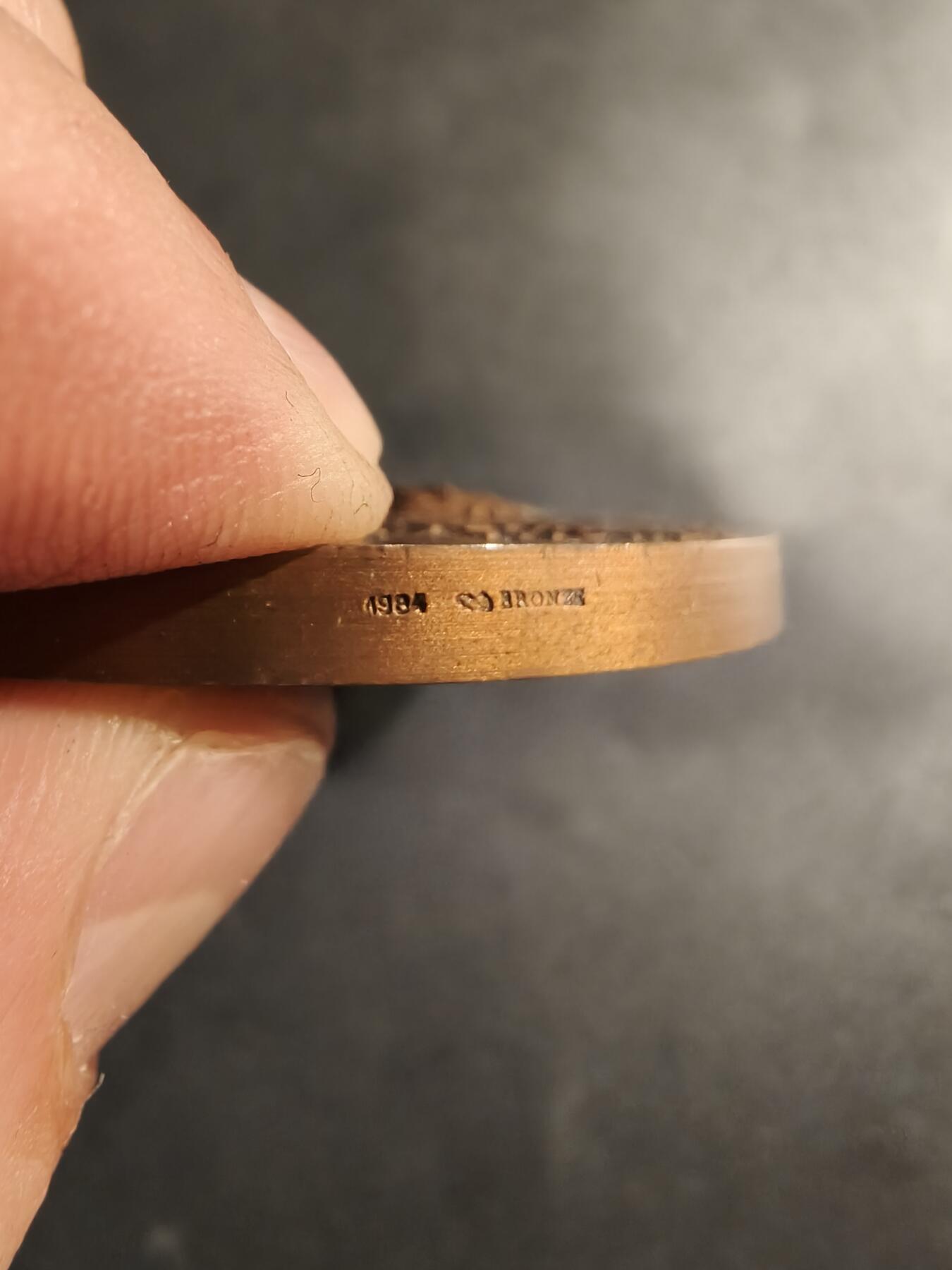 老王徽章第184期 法国日报《人道报》成立80周年大铜章    该报由法国共产党创办    直径68mm     重量171.3g