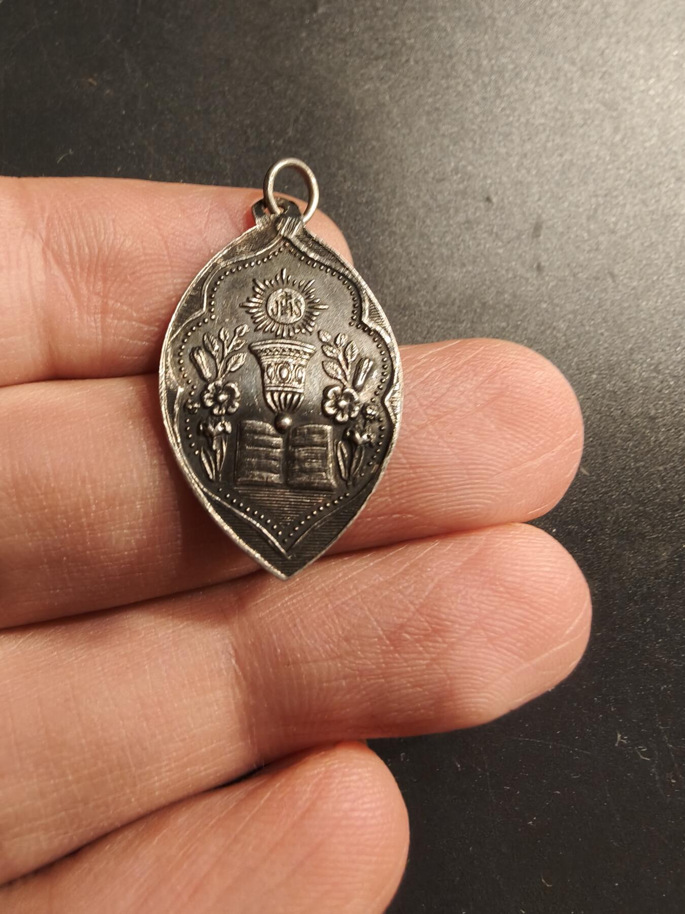 老王徽章第184期 法国天主教会纪念章一组    800银   螃蟹标，野猪头标      共79.6g