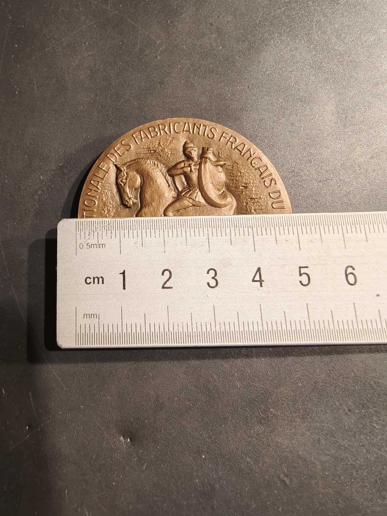 老王徽章第184期 法国多菲内制衣公司大铜章    1974年实发    直径50mm    重量70g