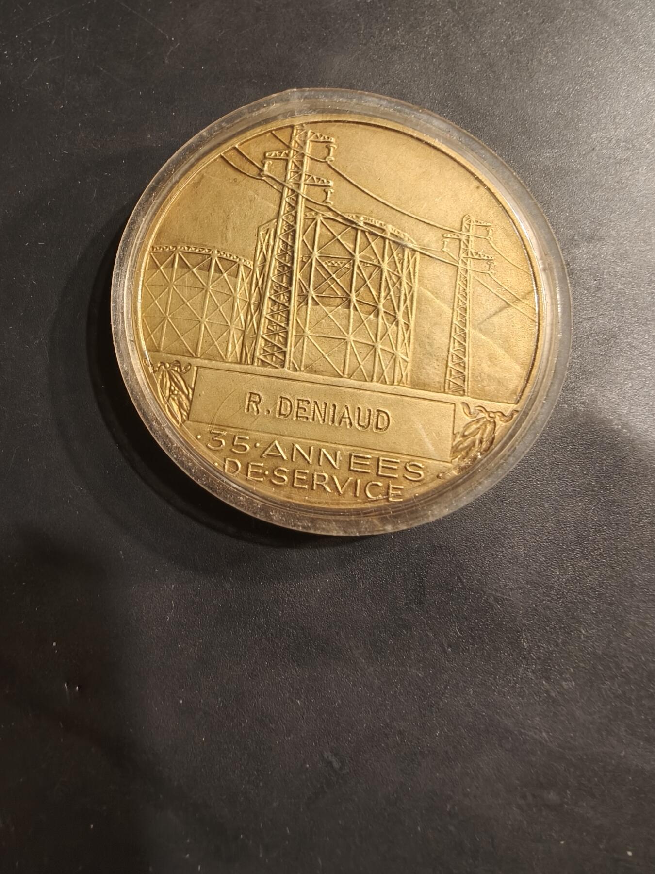 老王徽章第184期 法国电气公司镀金大铜章    原盒   大师Dropsy作品    直径54mm    重量73.7g