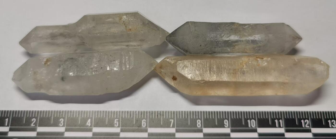 七河·世界世界币章杂件矿标化石小拍（总第38期）  藏家出品 X726（7） 手握大小云贵闪灵水晶原石一组 4 件 共70+g 本件拍品由合作藏家邮寄