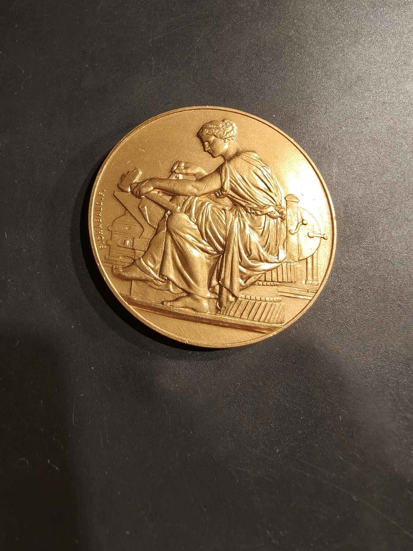 老王徽章第184期 法国维米协会镀金大铜章    1982年实发    工业女神    直径50mm    重量70.7g