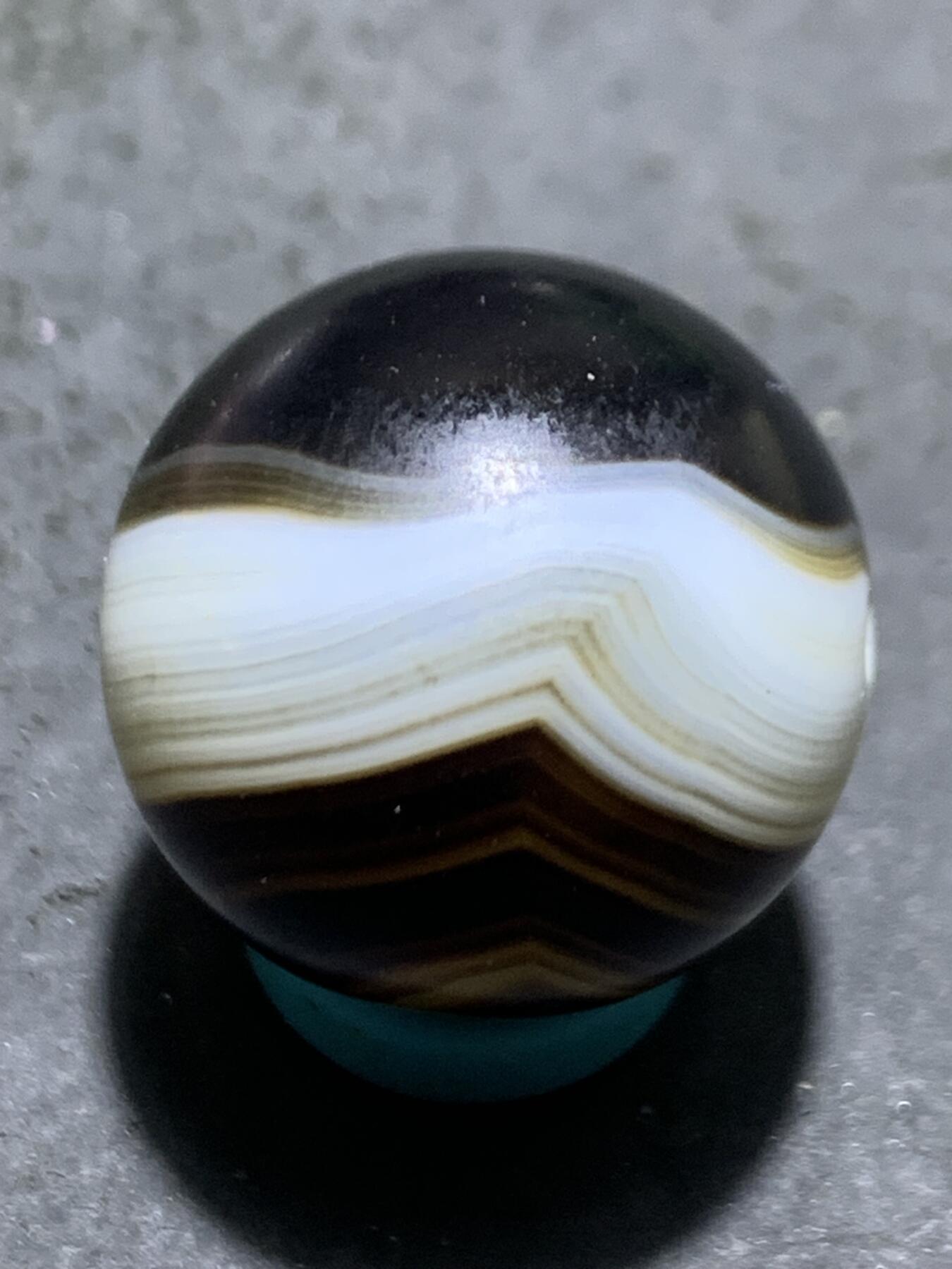 精品亚光药师玛瑙随形象形日月同辉圆珠一颗！