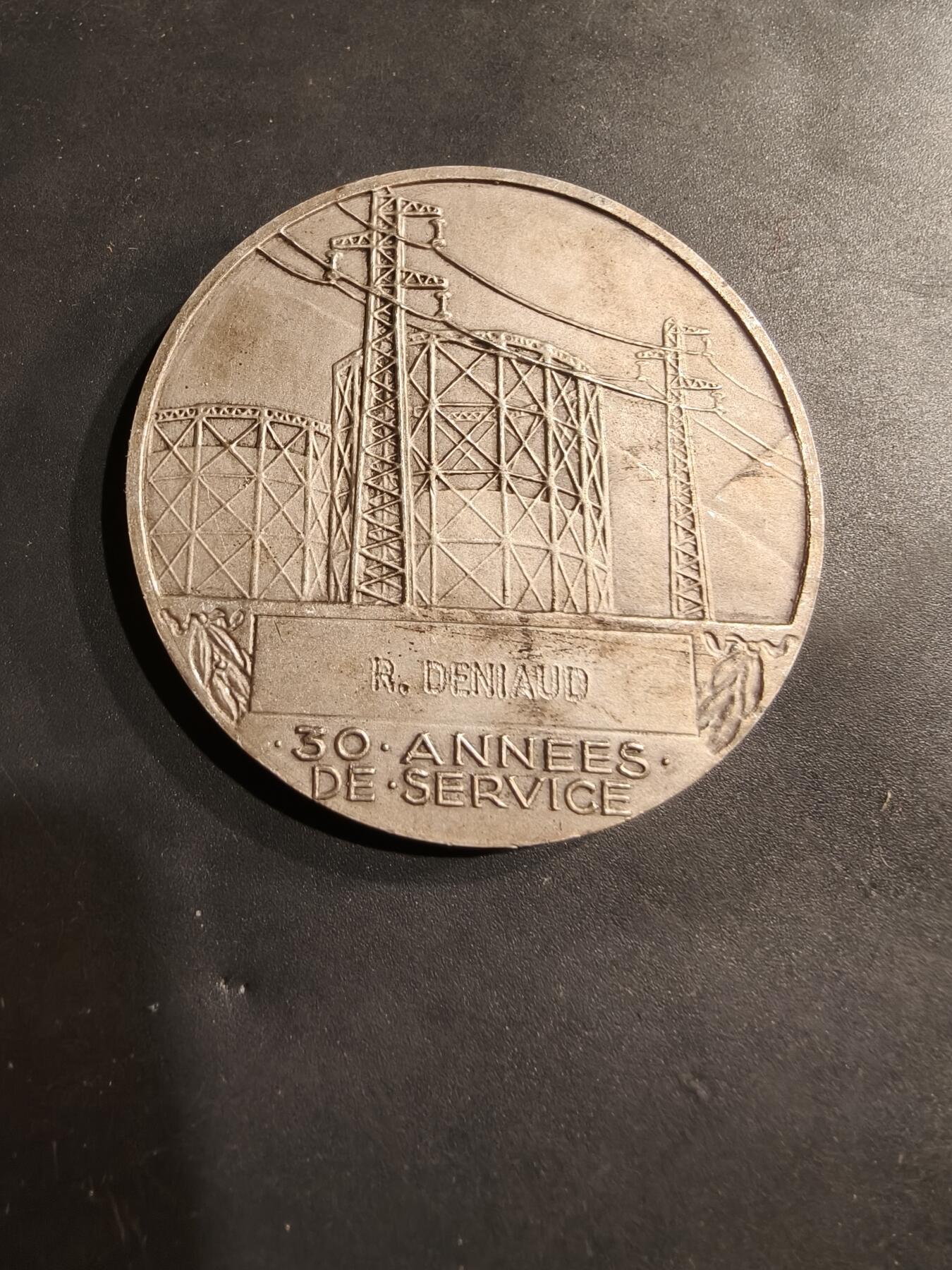 老王徽章第184期 法国电气公司镀银大铜章    大师Dropsy作品    直径54mm    重量70.7g