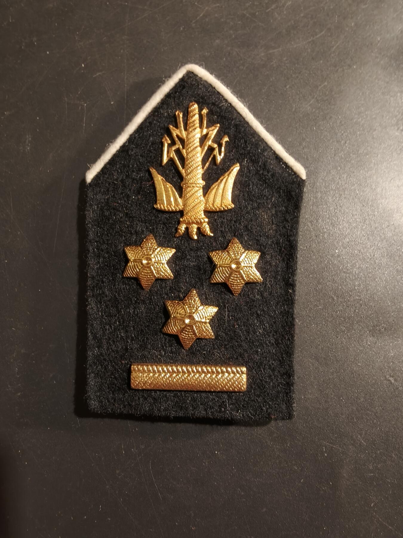 老王徽章第184期 比利时陆军炮兵上校领章    配有参谋部合格人员配饰，表明已从布鲁塞尔的高级皇家国防学院毕业