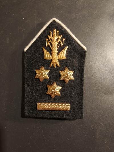 老王徽章第184期 - 比利时陆军炮兵上校领章    配有参谋部合格人员配饰，表明已从布鲁塞尔的高级皇家国防学院毕业