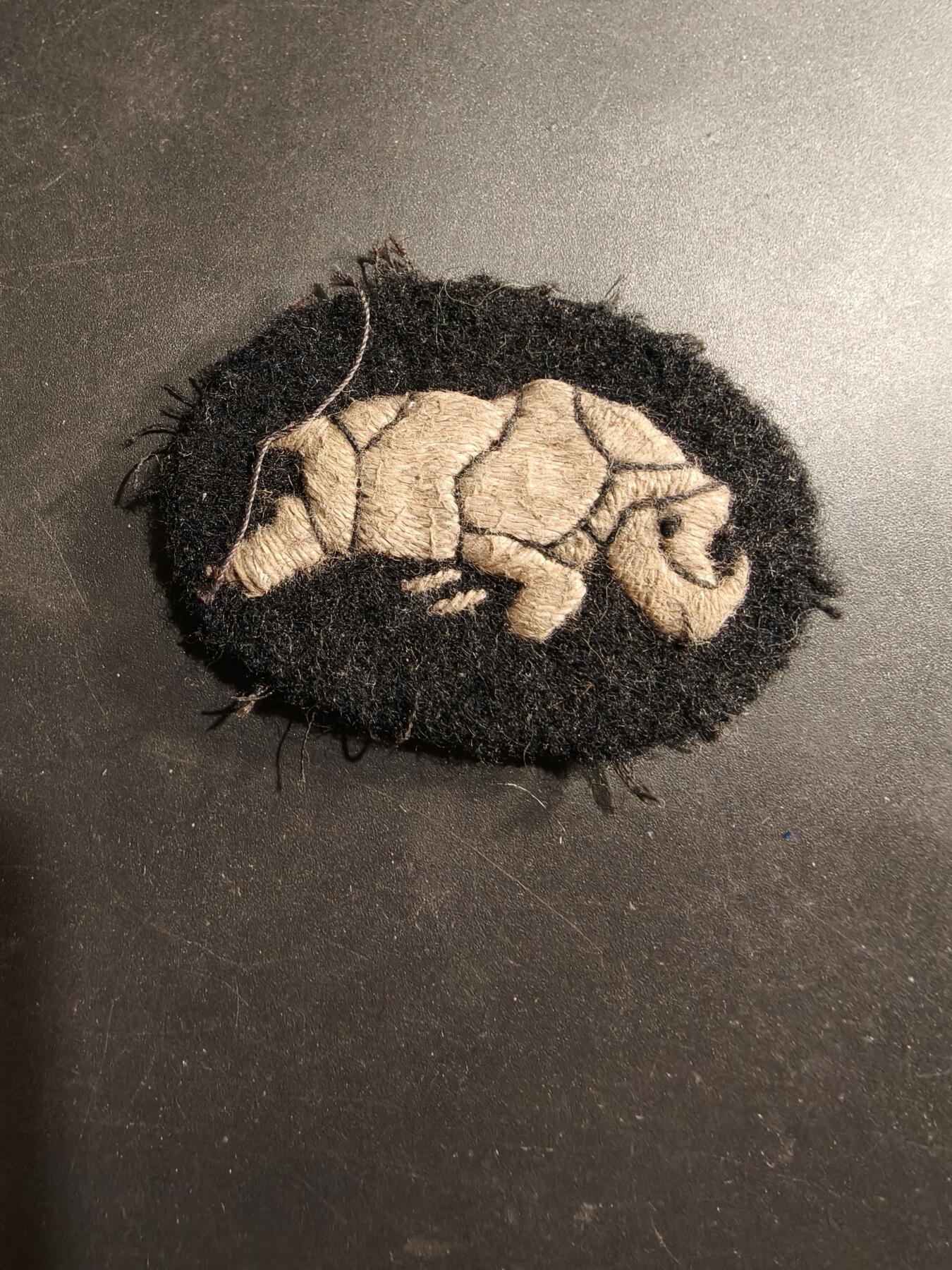 老王徽章第184期 英国陆军第1装甲师臂章     该师曾在二战期间的阿拉曼战役等重要战役中作战。