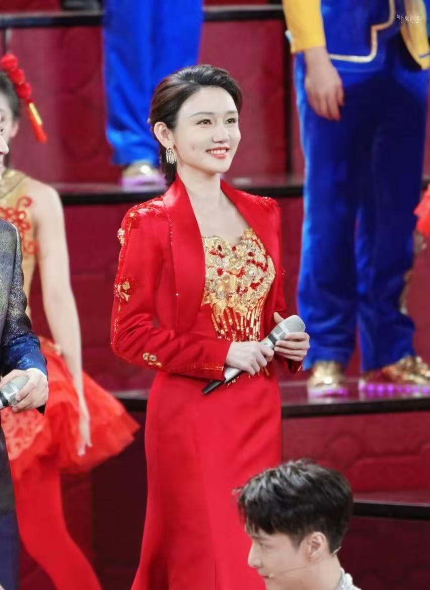 零元拍：任鲁豫、撒贝宁、尼格买提、龙洋、马凡舒、刘心悦六位主持人联袂签名中央广播电视总台✖️CMG看点✖️总台文创联合出品CMG《骐骥驰骋》中国福，30cm×30cm版本