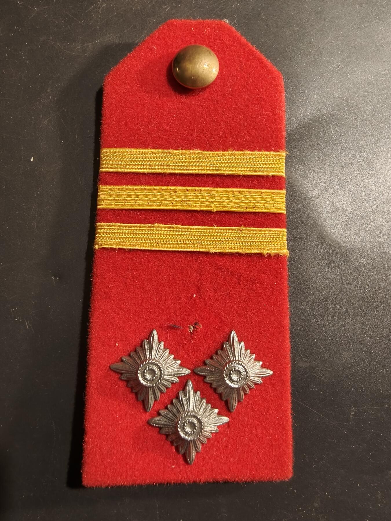 老王徽章第184期 南斯拉夫王国皇家宪兵队一级军士长肩章    掉了个军衔星