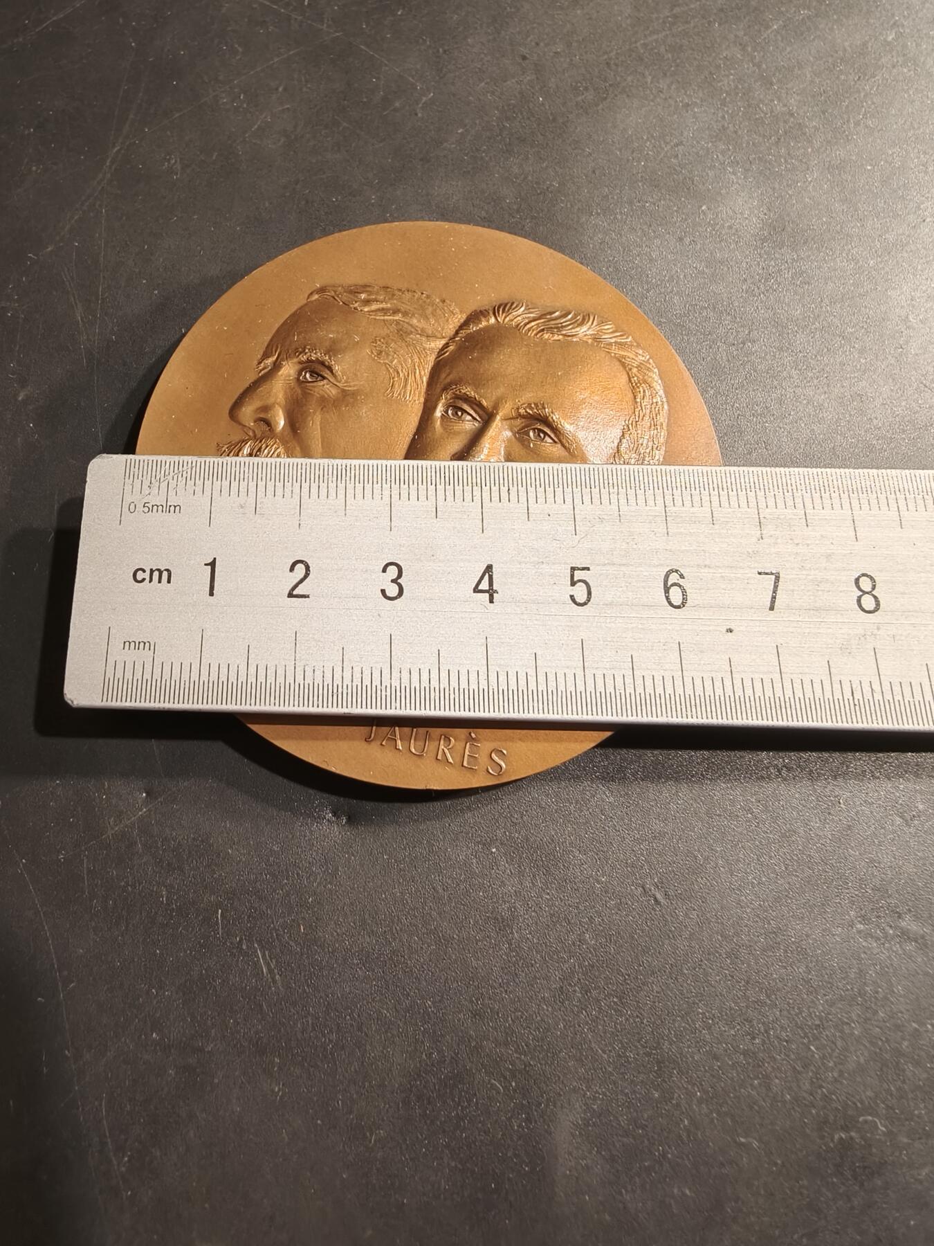 老王徽章第184期 法国日报《人道报》成立80周年大铜章    该报由法国共产党创办    直径68mm     重量175.7g  