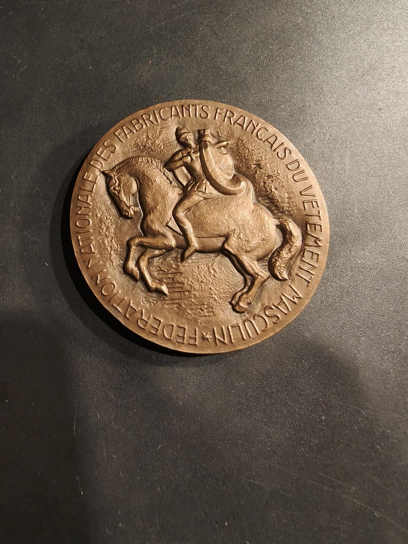 老王徽章第184期 法国多菲内制衣公司大铜章    1974年实发    直径50mm    重量70g