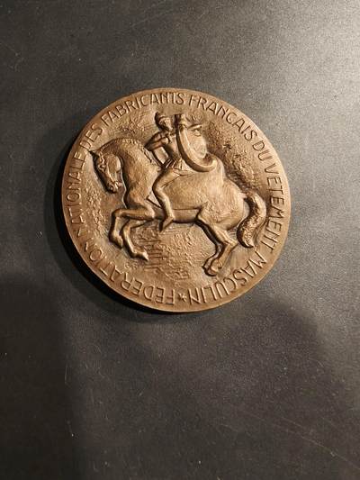 老王徽章第184期 - 法国多菲内制衣公司大铜章    1974年实发    直径50mm    重量70g