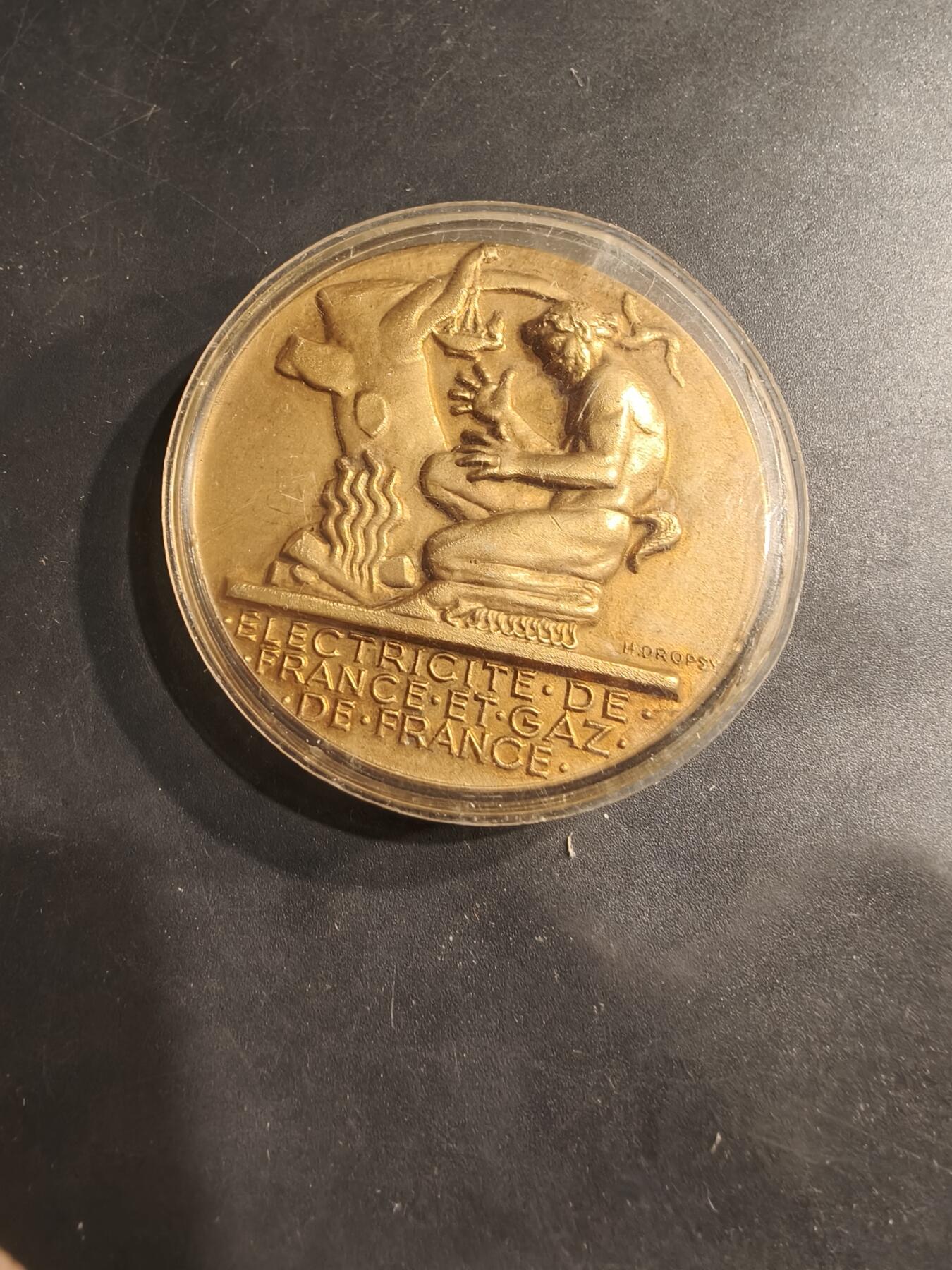老王徽章第184期 法国电气公司镀金大铜章    原盒   大师Dropsy作品    直径54mm    重量73.7g