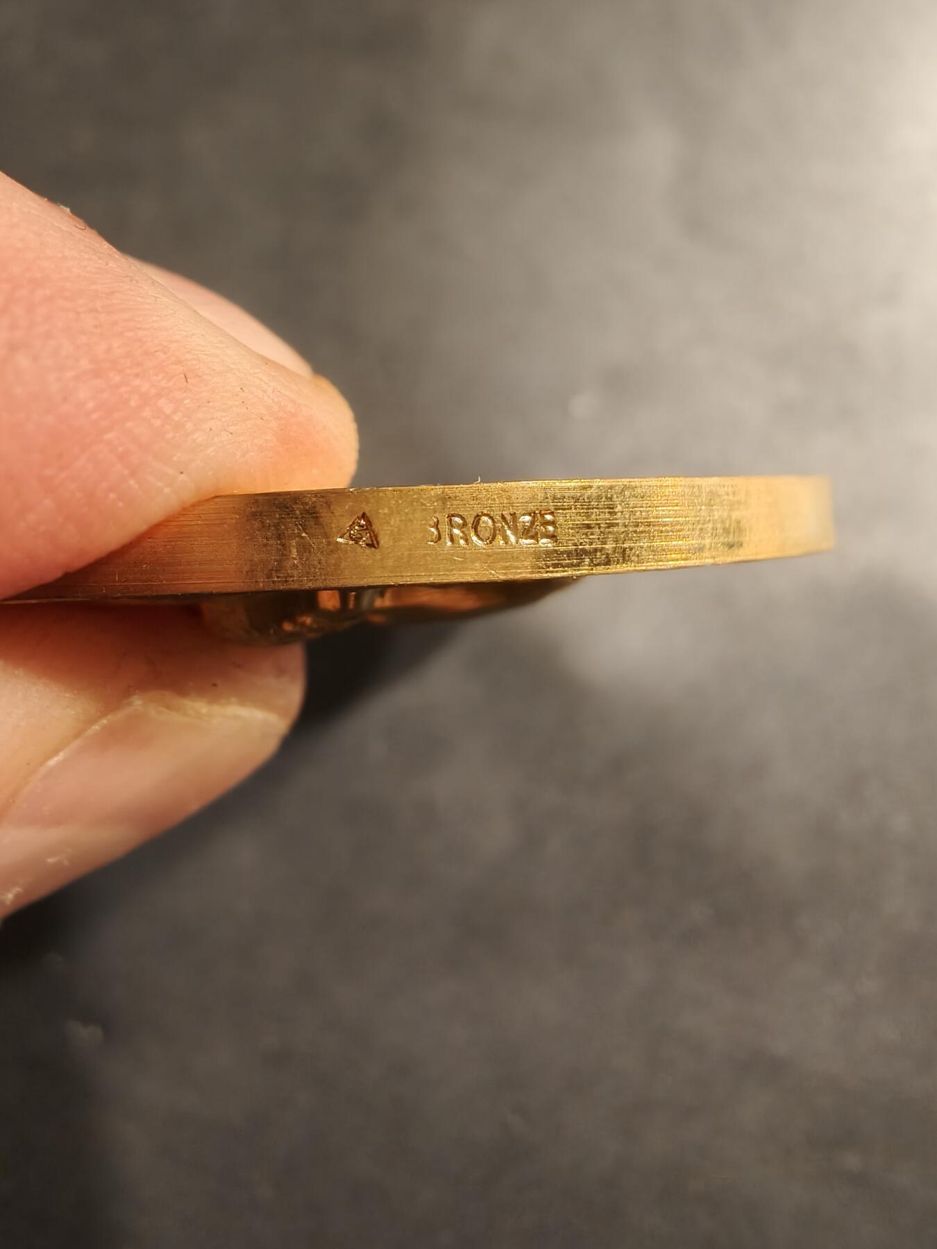 老王徽章第184期 法国电气公司镀金大铜章    原盒   大师Dropsy作品    直径54mm    重量72.5g