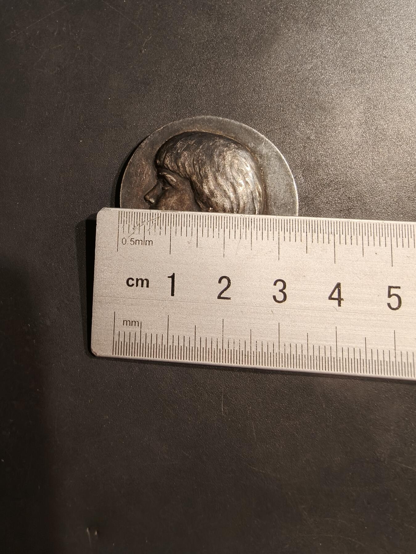 老王徽章第184期 法国圣女贞德镀银铜章    高浮雕    直径34mm    重量20.8g