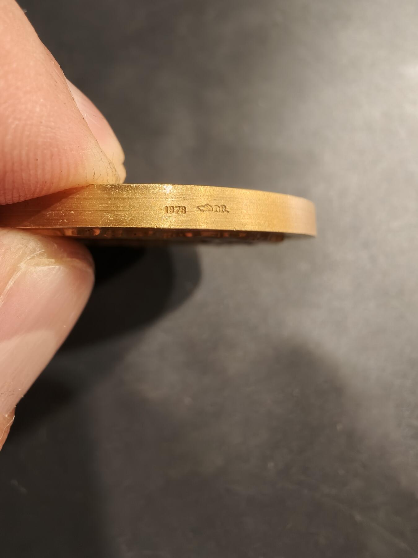 老王徽章第184期 法国维米协会镀金大铜章    1982年实发    工业女神    直径50mm    重量70.7g