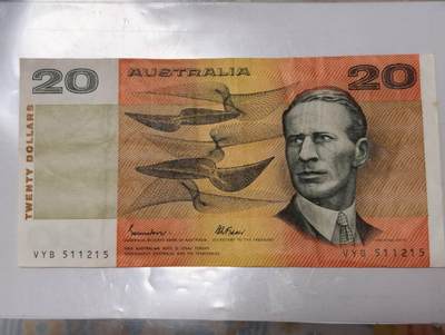 春节钱币瓷器清货捡漏拍场 - 老版纸质澳大利亚20元  大票幅 品相如图