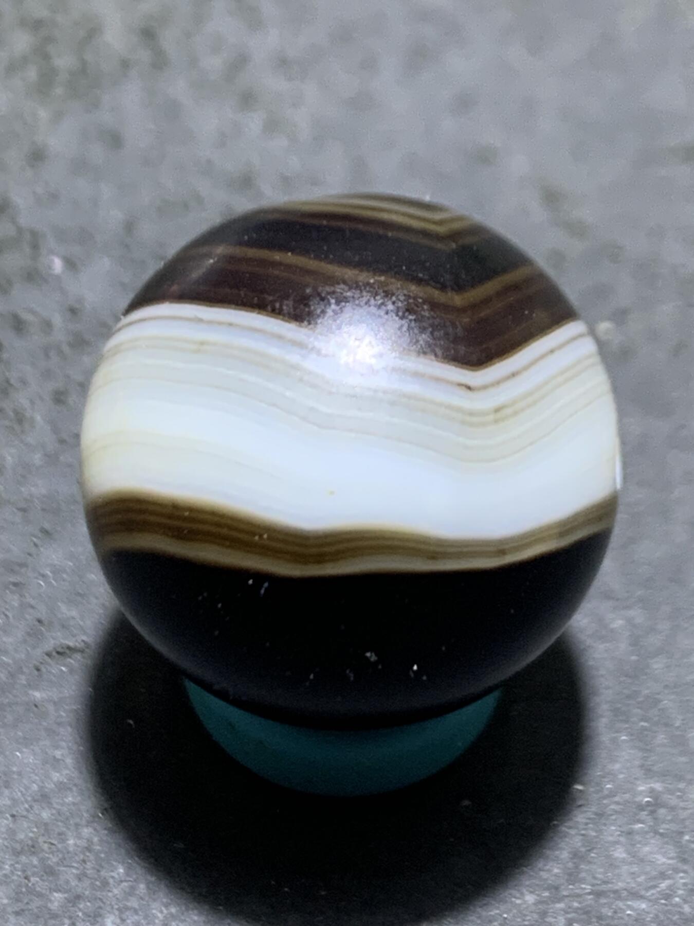 精品亚光药师玛瑙随形象形日月同辉圆珠一颗！