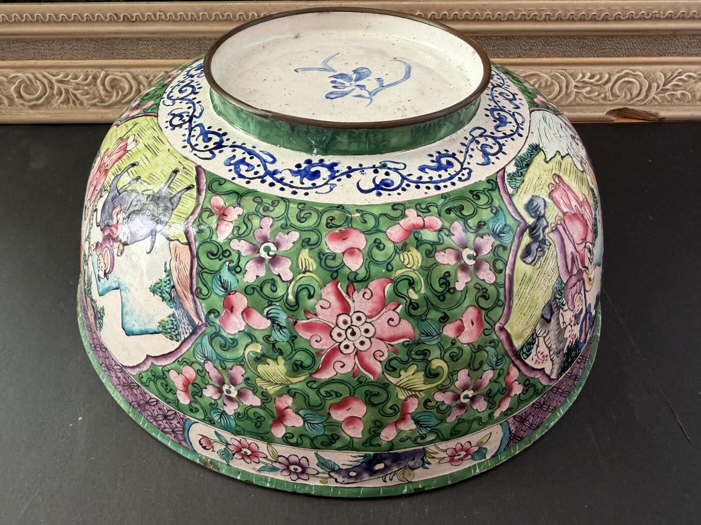 海外回流春节专场（三） 法国回流清代铜胎珐琅彩大碗（器型大，精美，直径：23cm，高：9.3cm，有少许裂纹和掉釉，如图）