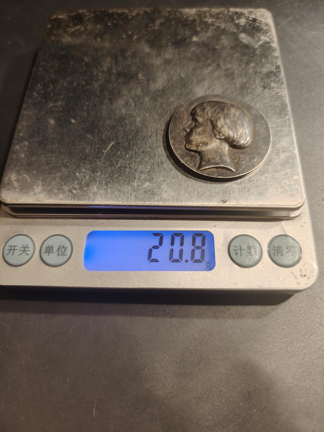 老王徽章第184期 法国圣女贞德镀银铜章    高浮雕    直径34mm    重量20.8g