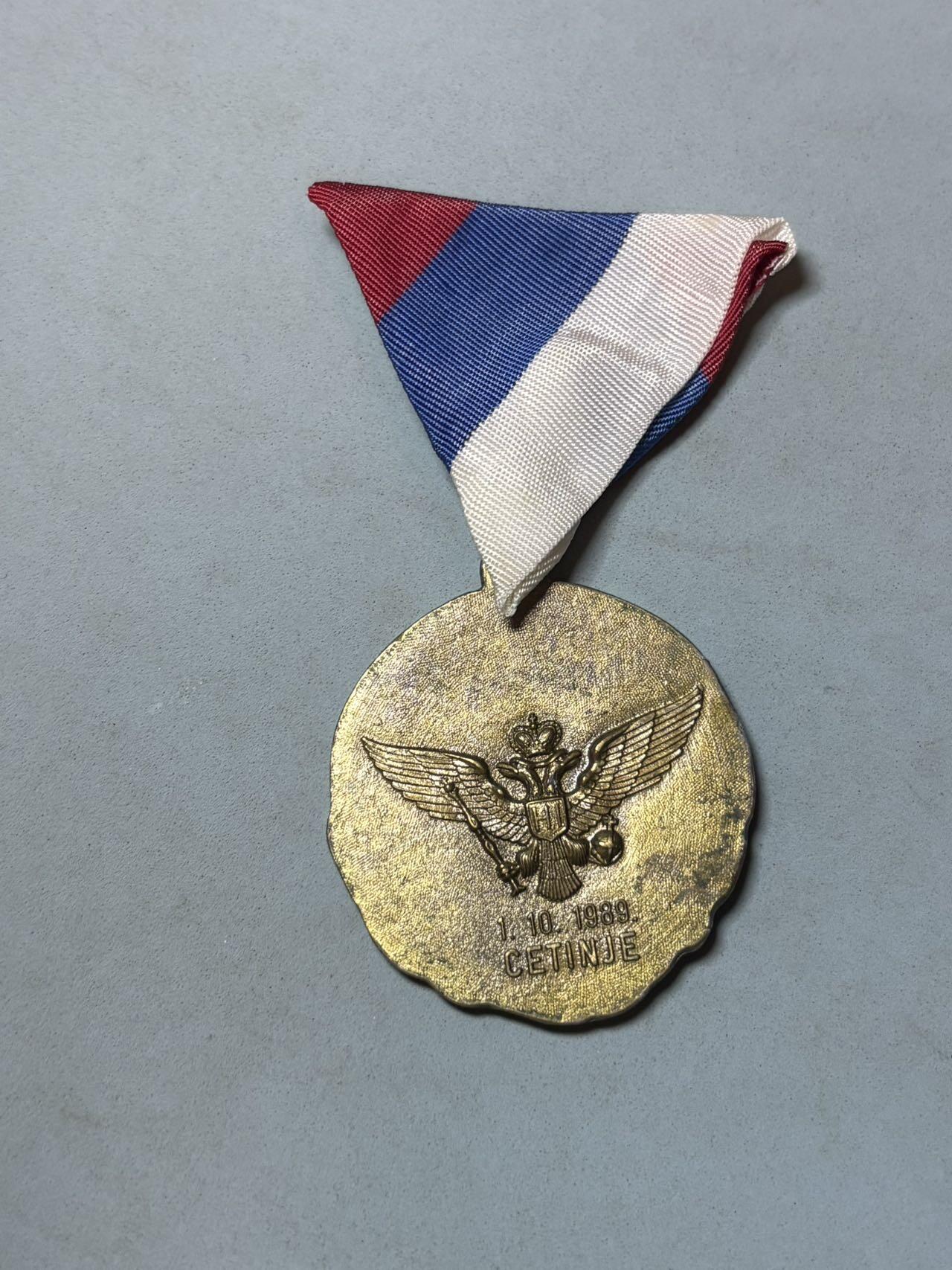 号角文化祝福各位藏友春节大吉马年入好藏 盛世勋华——号角文化勋章邮票专场拍卖第306期    黑山王国末代君主尼古拉一世迁葬纪念章，这枚纪念章诞生于南斯拉夫解体前夕的特殊时期。1989年，随着东欧剧变，南斯拉夫内部民族主义情绪高涨，黑山保皇派借机将尼古拉一世的遗骨迎回，这枚纪念章正是当时这一政治与文化活动的实物见证。它不属于传统的军事勋章，而是一枚具有重要历史价值的事件纪念章。