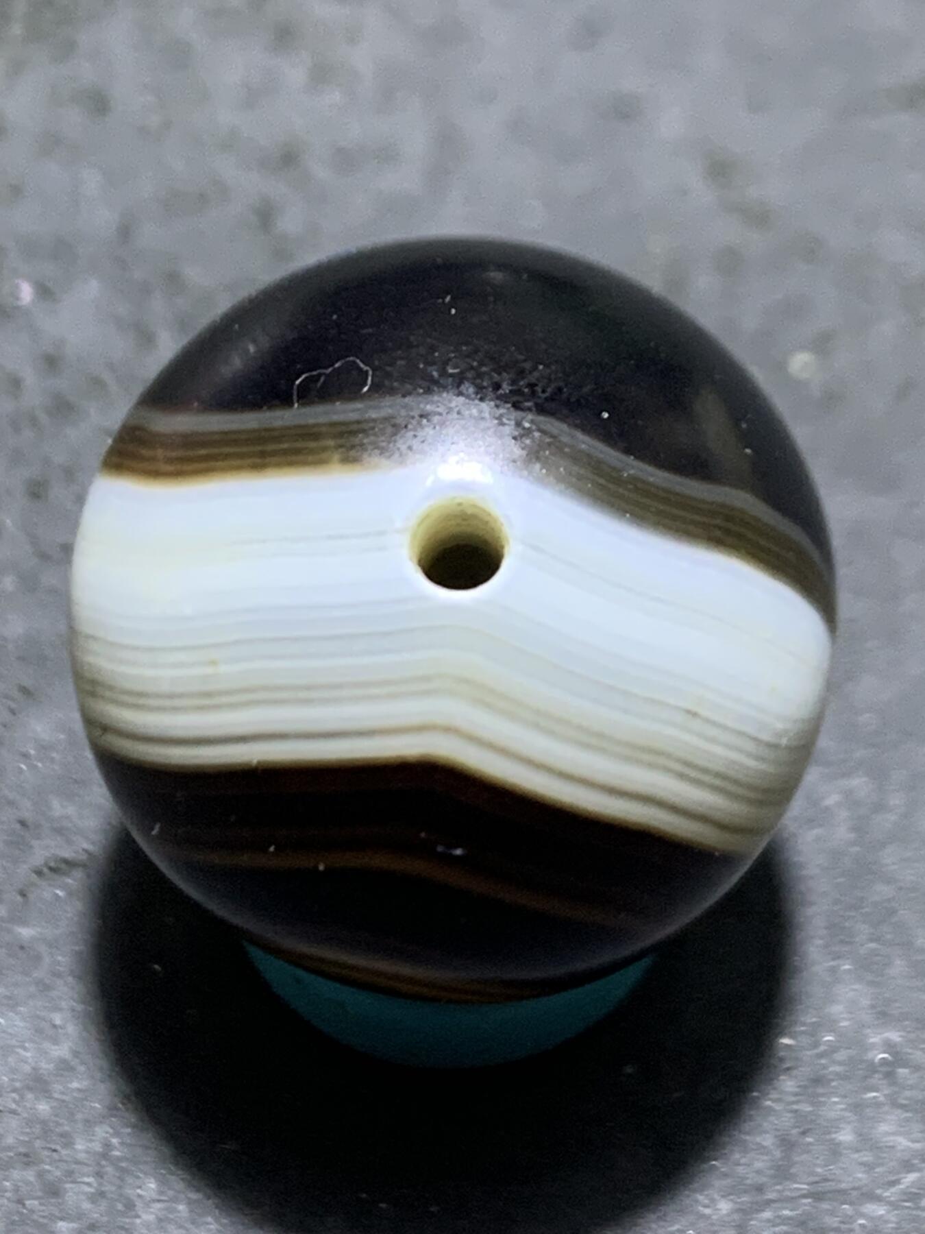 精品亚光药师玛瑙随形象形日月同辉圆珠一颗！