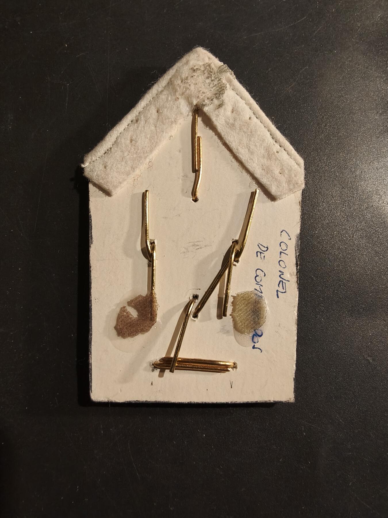 老王徽章第184期 比利时陆军炮兵上校领章    配有参谋部合格人员配饰，表明已从布鲁塞尔的高级皇家国防学院毕业