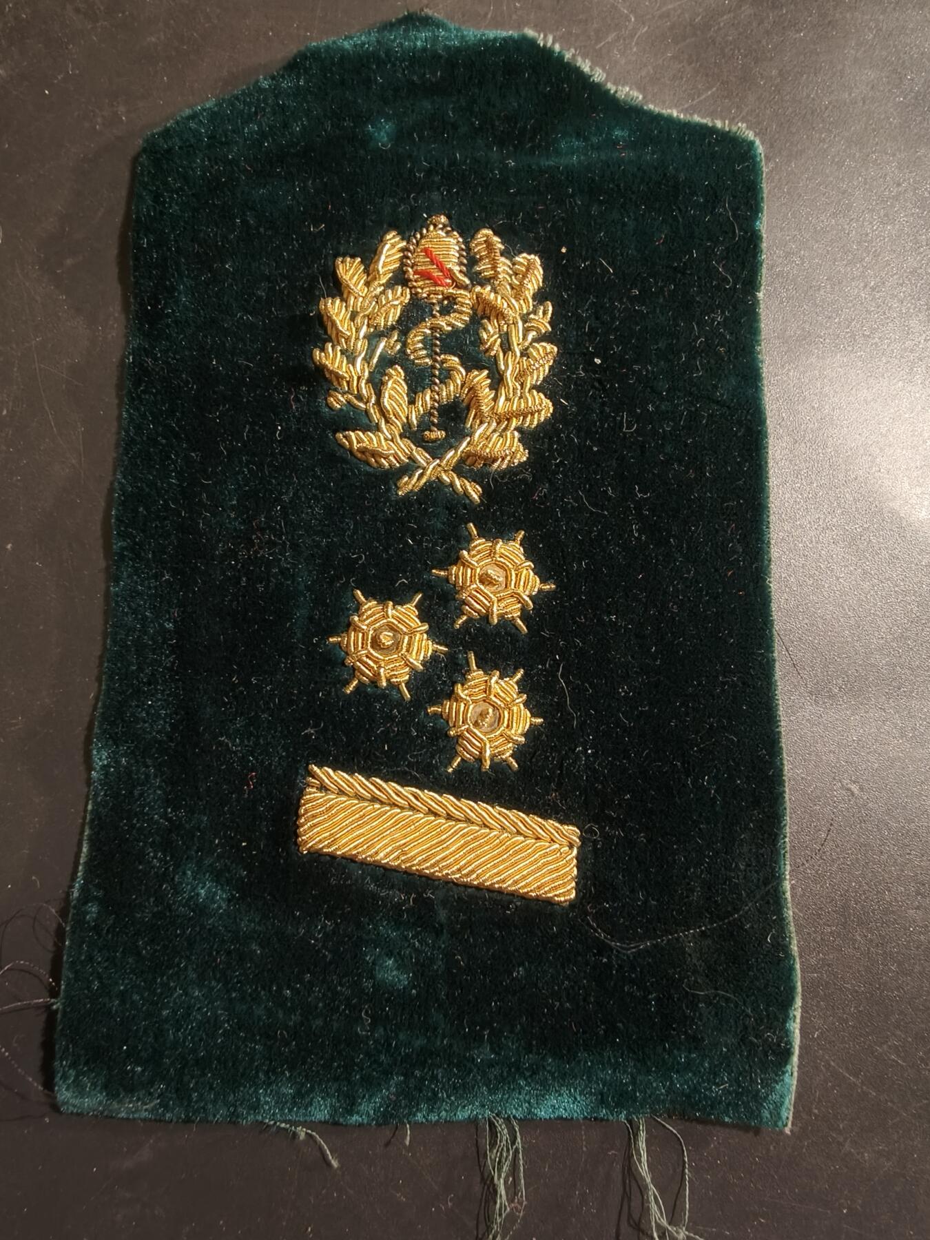 老王徽章第184期 军医肩章单枚