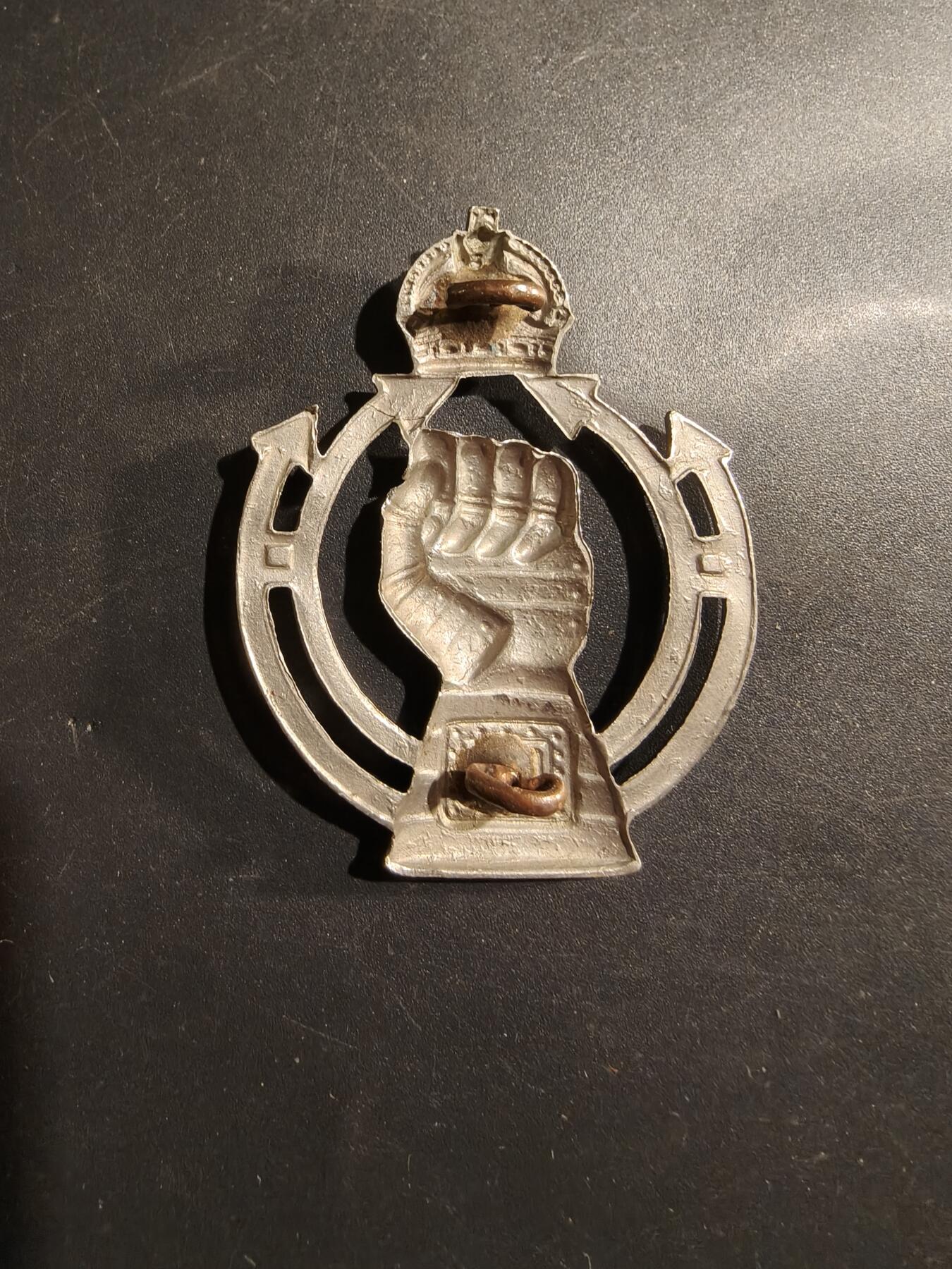老王徽章第184期 英国二战皇家装甲兵团帽徽     该兵团成立于1939年，旨在统一英国陆军的所有装甲部队。