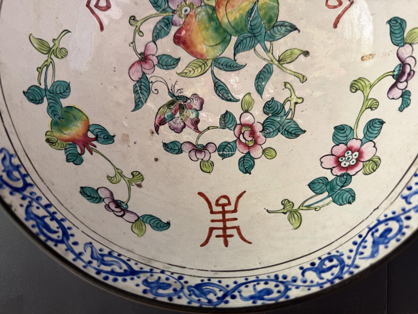 海外回流春节专场（三） 法国回流清代铜胎珐琅彩大碗（器型大，精美，直径：23cm，高：9.3cm，有少许裂纹和掉釉，如图）