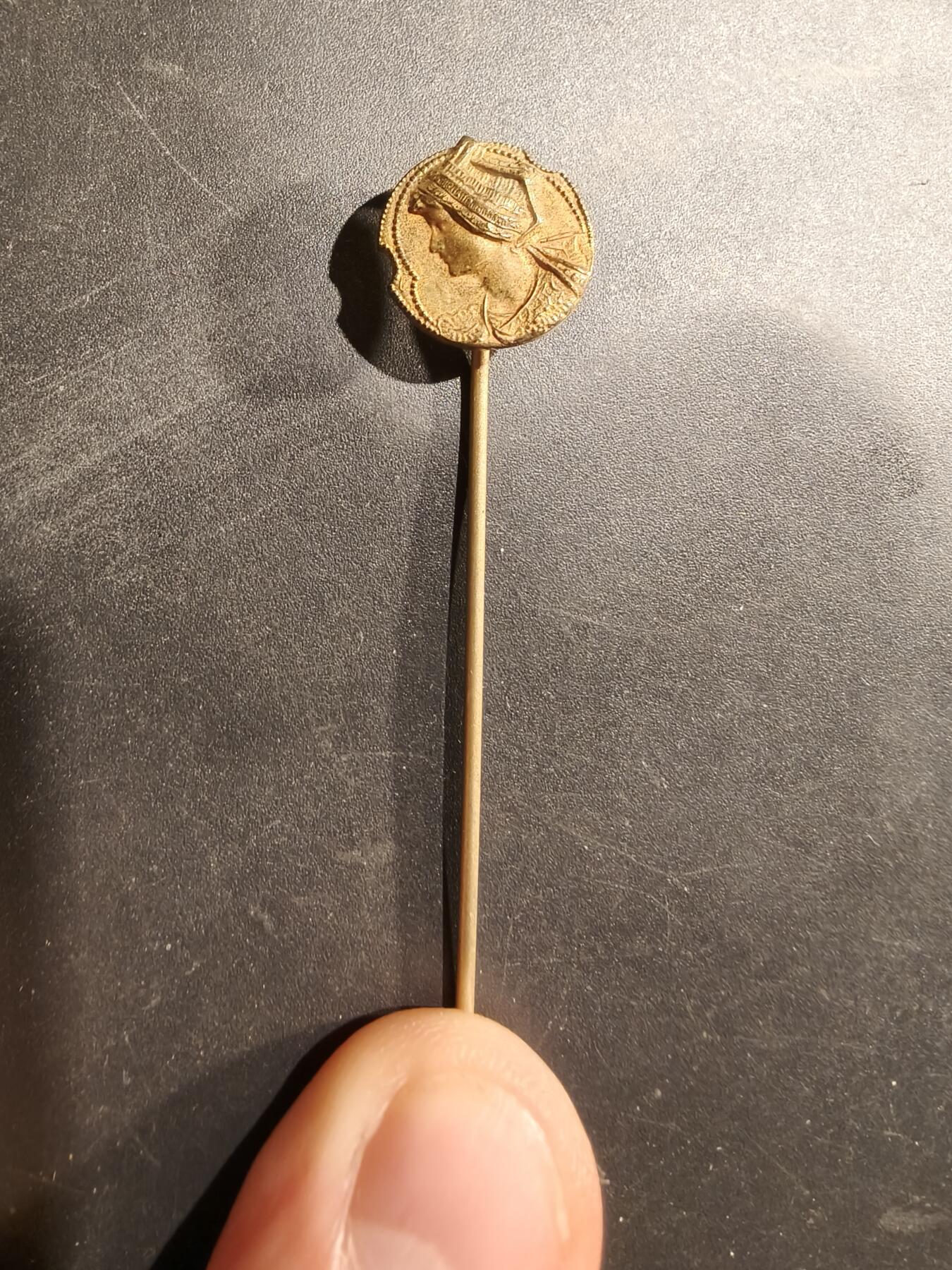 老王徽章第184期 法国圣女贞德镀金针插   新艺术风格