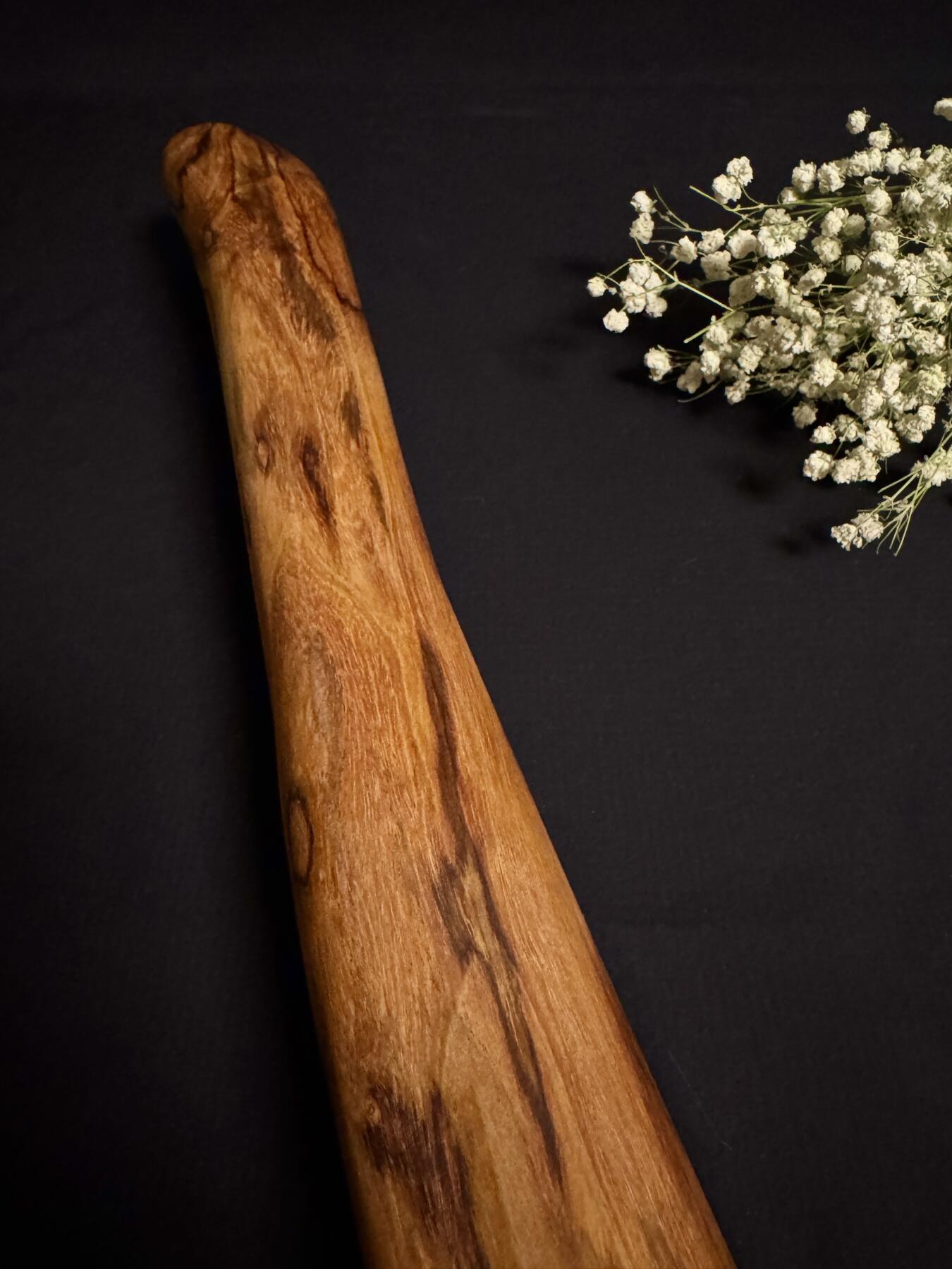 零元拍：NO.1终于在节前收到这批送出去加工的海南黄花梨随型把玩棍横财，这也许就是玩木头的乐趣吧，每一个花纹都独一无二，是自然与匠心的完美邂逅。 它保留了木材最本真的曲线，每一处起伏都像是时光在木头上留下的指纹。尺寸：545/50/35MM