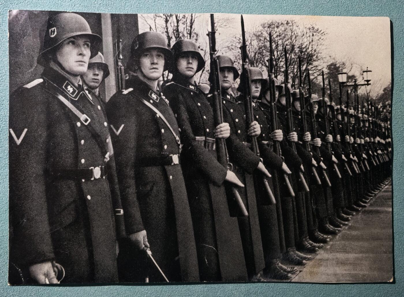 号角文化祝福各位藏友春节大吉马年入好藏 盛世勋华——号角文化勋章邮票专场拍卖第306期    德国（1939）党卫队小胡子卫队慕尼黑接受检阅宣传照片 