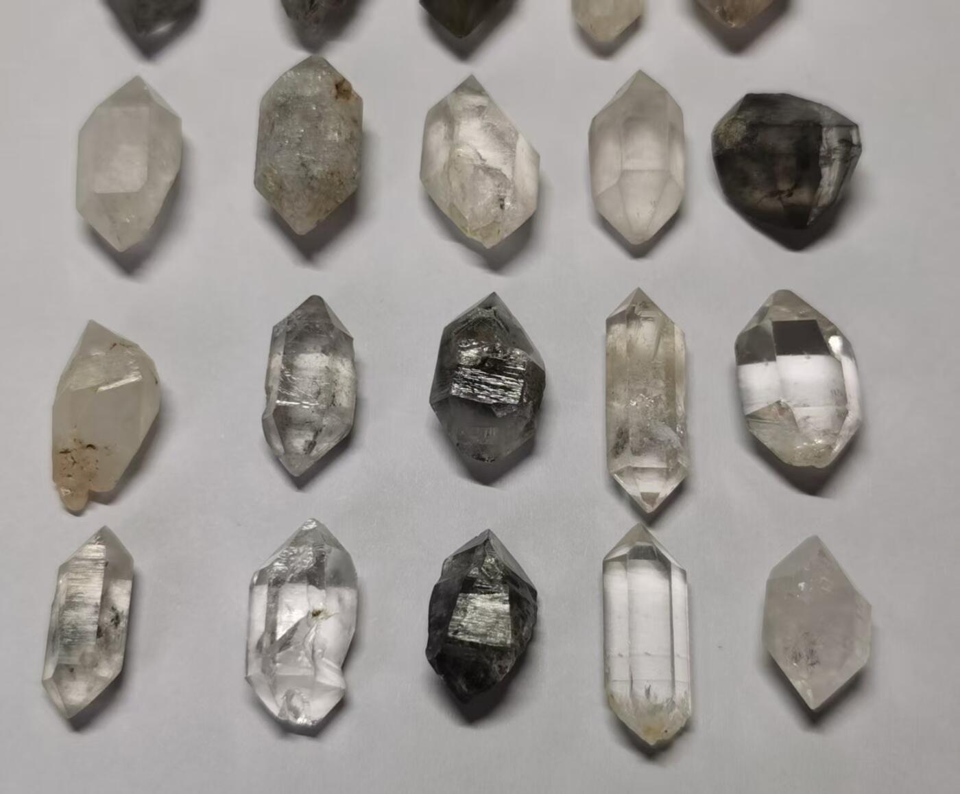 七河·世界世界币章杂件矿标化石小拍（总第38期） 藏家出品 X754（6） 云贵闪灵水晶原石 一组20件 60g左右 本件拍品由合作藏家邮寄