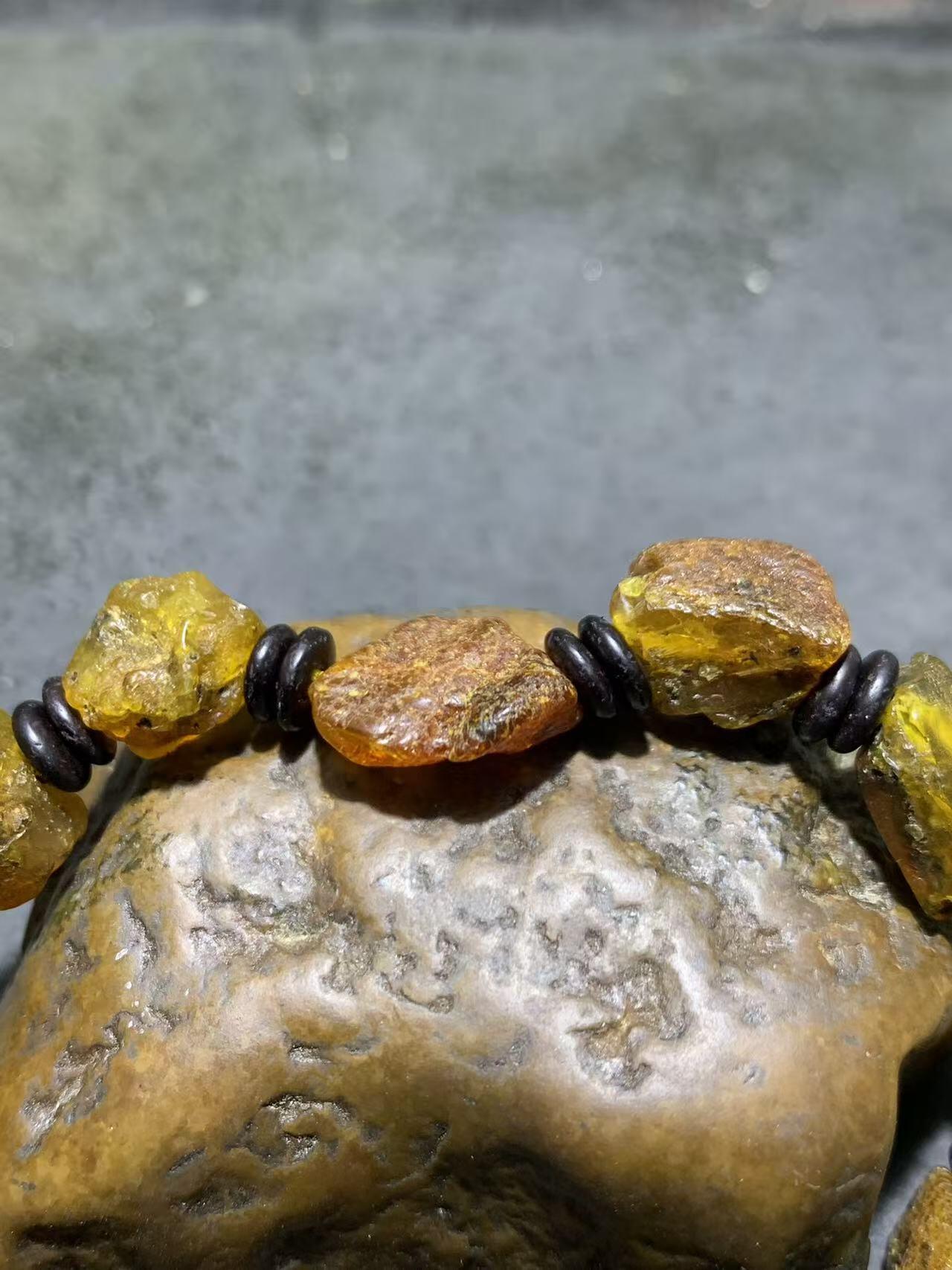 原皮蜜蜡随形原石手串一条，