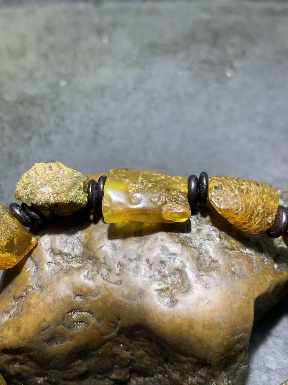 原皮蜜蜡随形原石手串一条，