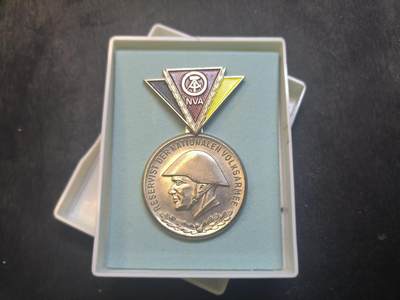 云宸嘉赏-勋臻佳藏新年快速场次（快拍 低佣 一元一手）（新年期间快递正常发） - 民主德国人民军银级预备役军官奖章带盒 早期凸版美品