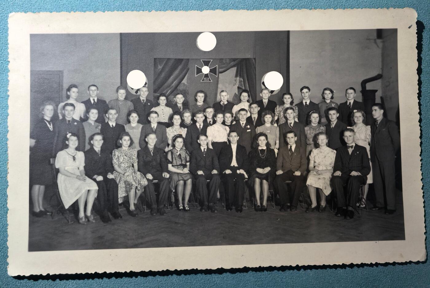 号角文化祝福各位藏友春节大吉马年入好藏 盛世勋华——号角文化勋章邮票专场拍卖第306期    德国（1939）小胡子青年团（HJ）和德意志少女团（BDM）积极分子合影照片 背景有铁十字勋章形象