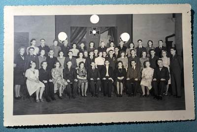 号角文化祝福各位藏友春节大吉马年入好藏 盛世勋华——号角文化勋章邮票专场拍卖第306期    - 德国（1939）小胡子青年团（HJ）和德意志少女团（BDM）积极分子合影照片 背景有铁十字勋章形象