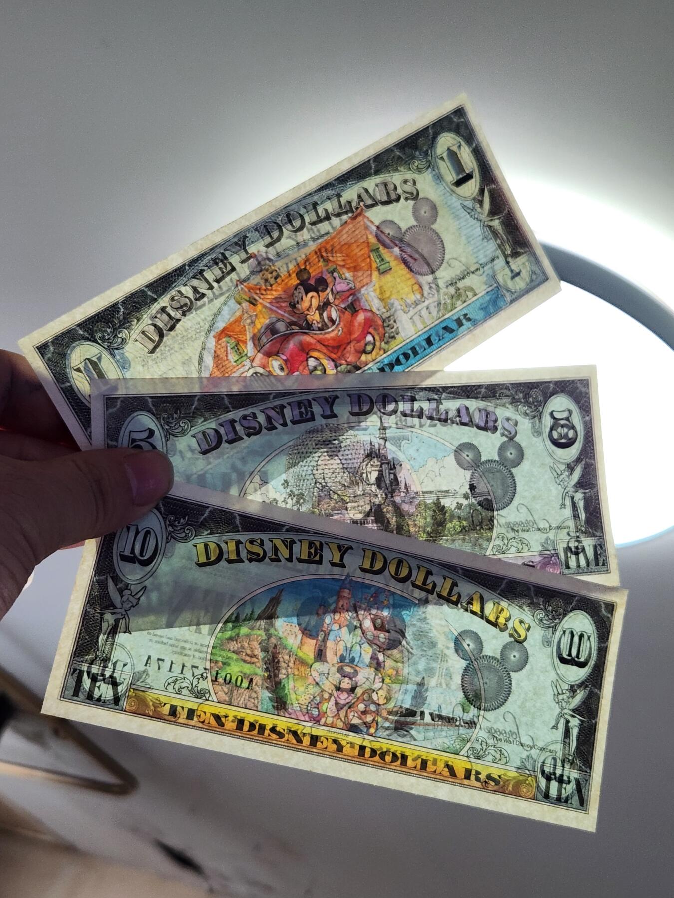 2月24号晚上8点 外国纸币自动截拍第30场 迪士尼1993年1-5-10元 美品一套