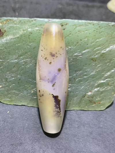 精美高玉化千层纹天眼图案海洋玉髓手工雕刻佛字桶珠一个！ 精美高玉化千层纹天眼图案海洋玉髓手工雕刻佛字桶珠一个！